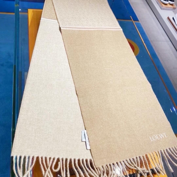 LOEWE's new cashmere and wool blended jacquard scarf - Picture 2 of 9